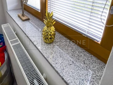 Vnitřní kamenný parapet z šedé žuly Padang Crystal s leštěnou povrchovou úpravou Vnitřní kamenný parapet z šedé žuly Padang Crystal s leštěnou povrchovou úpravou