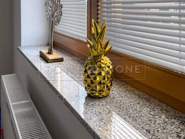 Žulový parapet z šedého přírodního kamene Padang Crystal s lesklým povrchem Žulový parapet z šedého přírodního kamene Padang Crystal s lesklým povrchem