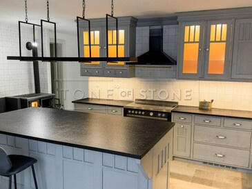 Rustikální kuchyně s černou kamennou deskou ze žuly Nero Assoluto Zimbabwe