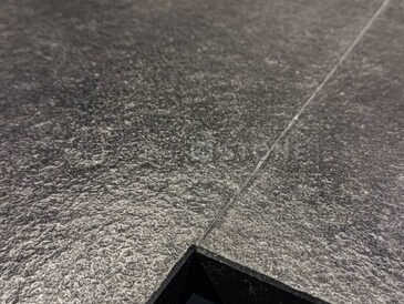 Kartáčovaný povrch černé žulové pracovní desky z přírodního kamene Nero Assoluto Zimbabwe