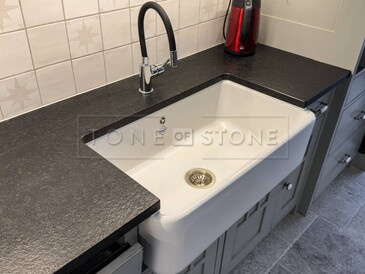 Kamenná kuchyňská deska ze žuly Nero Assoluto Zimbabwe s přesahem kolem keramického dřezu Kamenná kuchyňská deska ze žuly Nero Assoluto Zimbabwe s přesahem kolem keramického dřezu