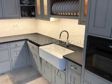 Černá žulová pracovní deska ze žuly Nero Assoluto Zimbabwe do rustikální kuchyně