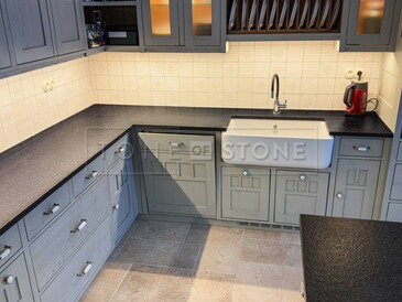 Žulová pracovní deska z přírodního kamene Nero Assoluto Zimbabwe v rustikální kuchyni 