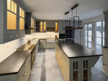 Černá kamenná kuchyňská deska v klasické kuchyni s rustikálním ostrůvkem Černá kamenná kuchyňská deska v klasické kuchyni s rustikálním ostrůvkem