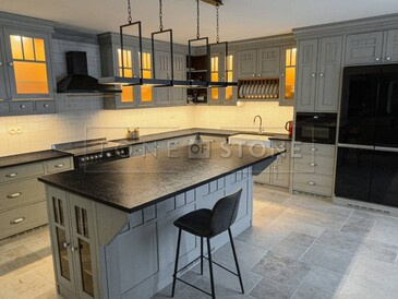 Klasická kuchyně s černou kamennou kuchyňskou deskou ze žuly Nero Assoluto Zimbabwe Klasická kuchyně s černou kamennou kuchyňskou deskou ze žuly Nero Assoluto Zimbabwe