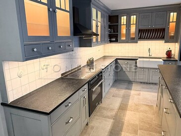 Klasická kuchyně s černou kuchyňskou deskou ze žuly Nero Assoluto Zimbabwe