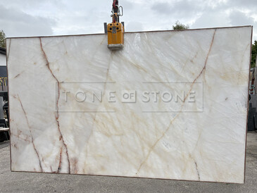 Bílá kvarcitová deska přírodního kamene Cristallo s možností prosvícení celé kamenné desky