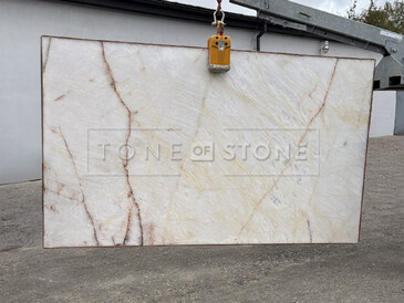 Bílá deska přírodního kamene Cristallo s jemnou kresbou