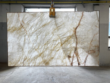 Prosvícená kamenná deska bílého kvarcitu Cristallo s jemným žilkováním Prosvícená kamenná deska bílého kvarcitu Cristallo s jemným žilkováním