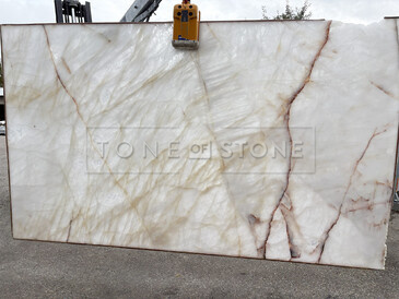 Prosvícený přírodní kvarcit Cristallo v bílé barvě se zlatým žilkováním 