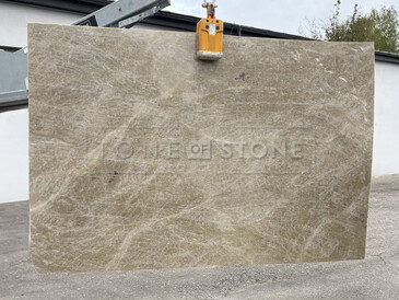 Béžová deska přírodního kamene Artico se světlou mramorovou kresbou