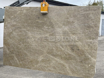 Kvarcitová deska přírodního kamene Artico v béžové barvě a zemitých tónech s jemnou kresbou Kvarcitová deska přírodního kamene Artico v béžové barvě a zemitých tónech s jemnou kresbou