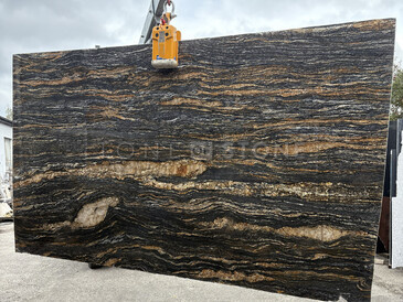 Žulová deska Magma Black v černé barvě s kontrastním zlatým a šedým žilkováním