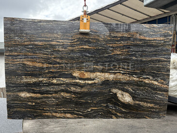 Černá žulová deska přírodního kamene Magma Black s výraznou kresbou a zlatými krystalickými žilkami