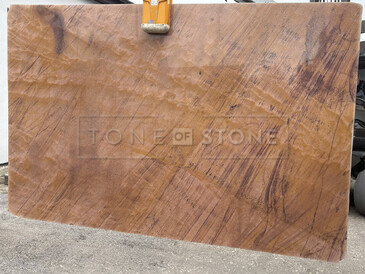 Hnědá kamenná deska kvarcitu Las Vegas Rock s kresbou připomínající strukturu dřeva