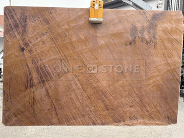 Hnědá kvarcitová deska přírodního kamene Las Vegas Rock s výraznou kresbou připomínající texturu dřeva