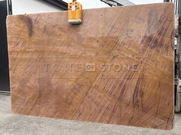 Hnědá kamenná deska - kvarcit Las Vegas Rock s výraznou strukturou připomínající dřevěnou kresbu Hnědá kamenná deska - kvarcit Las Vegas Rock s výraznou strukturou připomínající dřevěnou kresbu