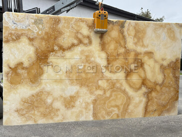 Onyxová deska přírodního kamene Onice Miele s výraznou kresbou v odstínech žluté, oranžové a zlaté Onyxová deska přírodního kamene Onice Miele s výraznou kresbou v odstínech žluté, oranžové a zlaté