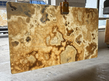 Prosvícená kmenná deska onyxu Onice Miele v barvách žluté, oranžové a zlaté