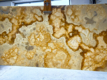 Prosvícená onyxová deska přírodního kamene Onice Miele v odstínech žluté, oranžové a bílé Prosvícená onyxová deska přírodního kamene Onice Miele v odstínech žluté, oranžové a bílé