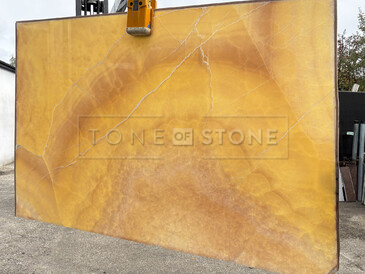 Onyxová deska Onice Gioiello podsvícená denním světlem - Jemná kresba a barevné odstíny žluté, oranžové a růžové Onyxová deska Onice Gioiello podsvícená denním světlem - Jemná kresba a barevné odstíny žluté, oranžové a růžové