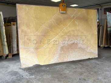 Onyxov&aacute; kamenn&aacute; deska Onice Gioiello v barvě: žlut&aacute;, oranžov&aacute;, růžov&aacute;