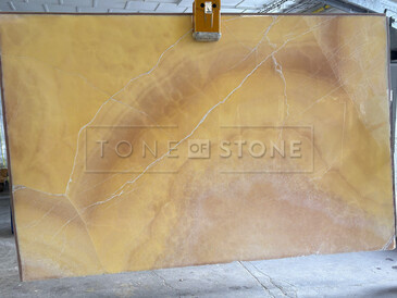 Kamenn&aacute; deska oranžov&eacute;ho onyxu Onice Gioiello s jemnou kresbou v odst&iacute;nech žlut&eacute; a růžov&eacute;