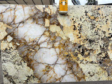 Kvarcitová deska přírodního kamene Patagonia v zemitých odstínech béžové, šedé, hnědé s možností částečného prosvícení