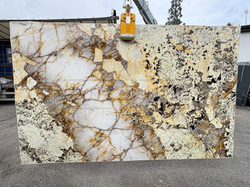Kvarcit Patagonia - kamenná deska v barevných odstínech béžové, šedé, a s kontrastním zlatým a černým žilkováním 