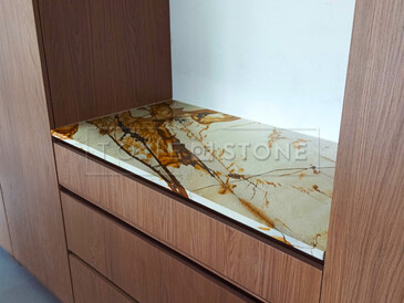 Kamenná kuchyňská deska z kvarcitu Roma Imperiale