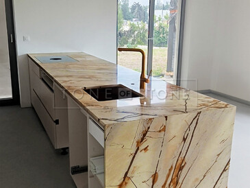 Kamenná kuchyňská deska z kvarcitu Roma Imperiale