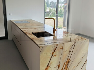 Kuchyňský ostrůvek s kamennou deskou z kvarcitu Roma Imperiale - dřez se spodní montáží, varná deska s montáží do roviny Kuchyňský ostrůvek s kamennou deskou z kvarcitu Roma Imperiale - dřez se spodní montáží, varná deska s montáží do roviny