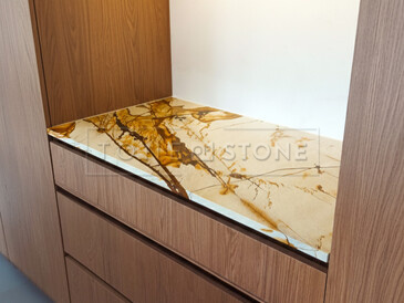 Dřevěná kuchyně s kvarcitovou deskou z přírodního kamene Roma Imperiale - krémová barva a výrazná kontrastní kresba