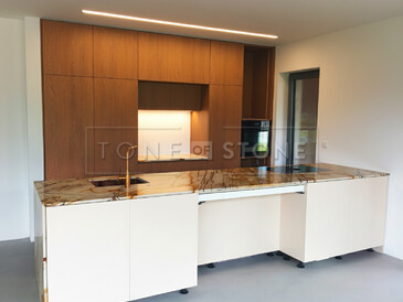 Dřevěná kuchyně a kuchyňský ostrůvek s kamennou deskou z přírodního kamene Roma Imperiale