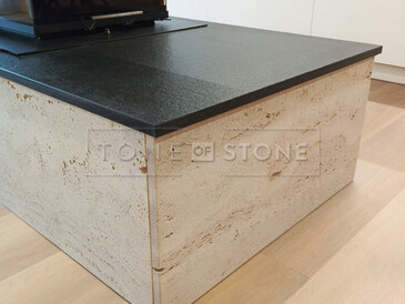 Žulová krbová římsa z přírodního kamene Nero Assoluto Zimbabwe a obklad krbu z travertinu Travertino Romano Classico