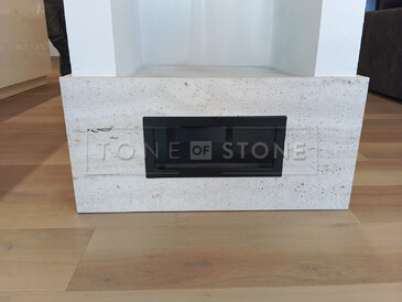 Obklad krbové mřížky travertinem v béžové barvě Travertino Romano Classico v pískované povrchové úpravě s neplněným povrchem