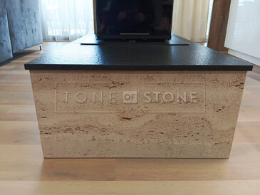 Kamenný obklad krbu z travertinu Travertino Romano Classico v béžové barvě s pískovaným povrchem a krbová římsa ze žuly Nero Assoluto Zimbabwe