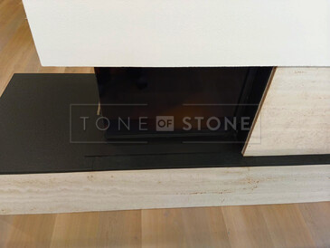 Kamenné obložení krbu béžovým travertinem Travertino Romano Classico a černou žulou Nero Assoluto Zimbabwe