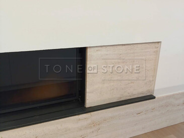 Kamenné obložení krbu travertinem Travertino Romano Classico a krbová římsa ze žuly Nero Assoluto Zimbabwe