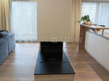 Kamenný obklad krbu v béžové barvě z přírodního kamene Travertino Romano Classico a černá krbová římsa ze žuly Nero Assoluto Zimbabwe Kamenný obklad krbu v béžové barvě z přírodního kamene Travertino Romano Classico a černá krbová římsa ze žuly Nero Assoluto Zimbabwe