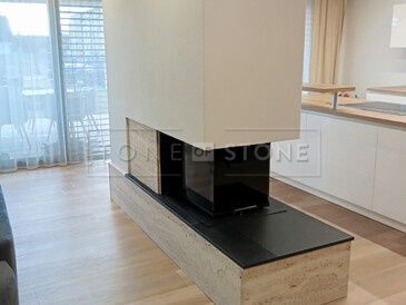 Krbová římsa z černé žuly Nero Assoluto Zimbabwe a krémový obklad krbu z travertinu Travertino Romano Classico