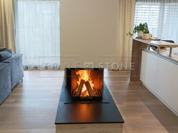 Černá krbová římsa z kamene Nero Assoluto Zimbabwe a obložení krbu travertinem Travertino Romano CLassico Černá krbová římsa z kamene Nero Assoluto Zimbabwe a obložení krbu travertinem Travertino Romano CLassico