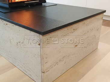 Krbová římsa z kamene Nero Assoluto Zimbabwe a obložení krbu z travertinu Travertino Romano Classiko Krbová římsa z kamene Nero Assoluto Zimbabwe a obložení krbu z travertinu Travertino Romano Classiko