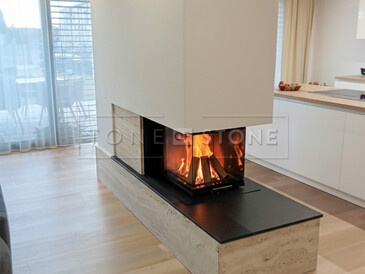 Kamenný obklad krbu z travertinu Travertino Romano Classico a černá krbová římsa z kamene Nero Assoluto Zimbabwe