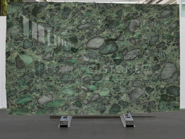 Kamenná deska - kvarcit Emerald Marinace v zeleném odstínu a lesklé povrchové úpravě