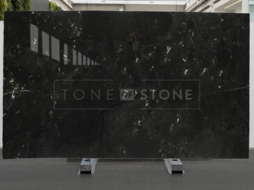 Kamenná deska černého kvarcitu Infinity v lesklé povrchové úpravě Kamenná deska černého kvarcitu Infinity v lesklé povrchové úpravě