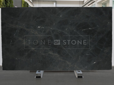 Černá kamenná deska kvarcitu Infinity v matné povrchové úpravě Černá kamenná deska kvarcitu Infinity v matné povrchové úpravě