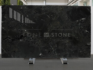 Kamenná deska kvarcitu Infinity v černé barvě s leštěným povrchem Kamenná deska kvarcitu Infinity v černé barvě s leštěným povrchem