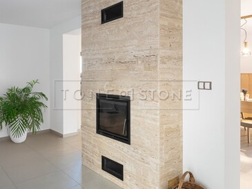 Modern&iacute; obklad krbu v př&iacute;rodn&iacute;m kameni s v&yacute;raznou kresbou