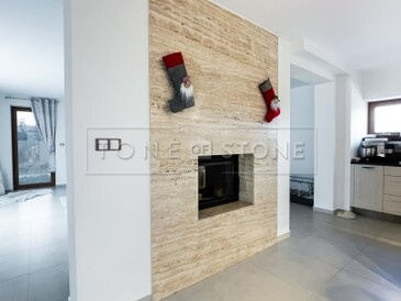 Moderní obklad krbu ze světlého travertinu – celkový pohled Moderní obklad krbu ze světlého travertinu – celkový pohled